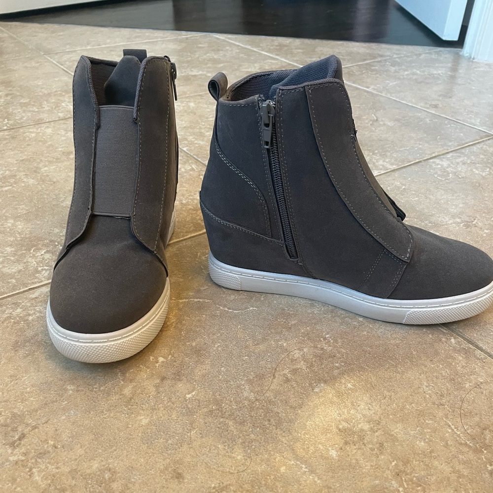 Outwoods high-top wedge sneakers. Like new condition. Size 7.